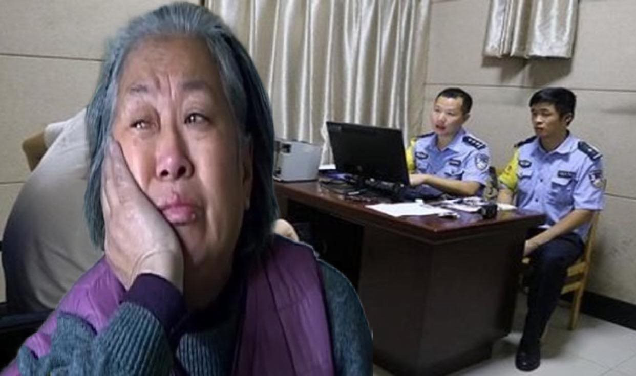 Thấy bà cụ 77 tuổi ở 1 mình có biểu hiện bất thường, 2 ngày không ra khỏi nhà, hàng xóm liền báo cảnh sát, thành công 'vạch trần' vụ lừa đảo hơn 1,6 tỷ đồng - Ảnh 1.