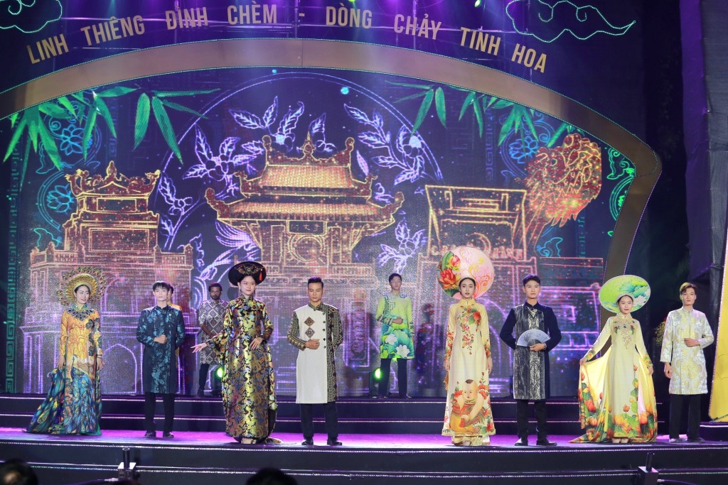 Tùng Dương, Kyo York 'phiêu' trên sân khấu thực cảnh bên bờ sông Hồng - Ảnh 9.