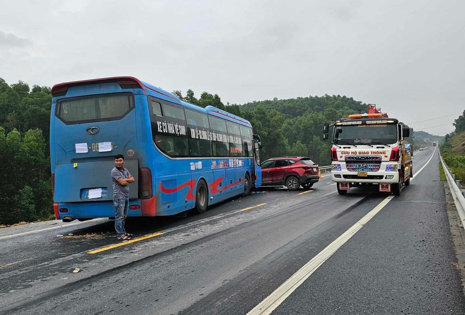 Ô tô chở 2 người gặp nạn khi dừng trên cao tốc cứu hộ xe tải bị lật - Ảnh 3.