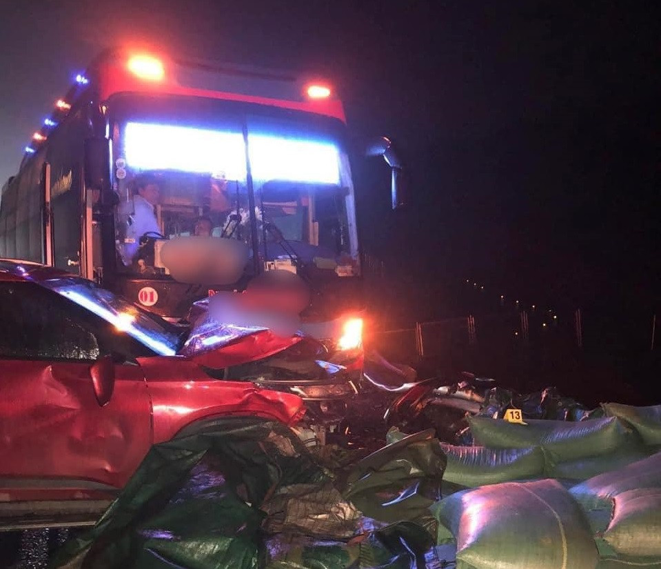 Ô tô chở 2 người gặp nạn khi dừng trên cao tốc cứu hộ xe tải bị lật - Ảnh 1.