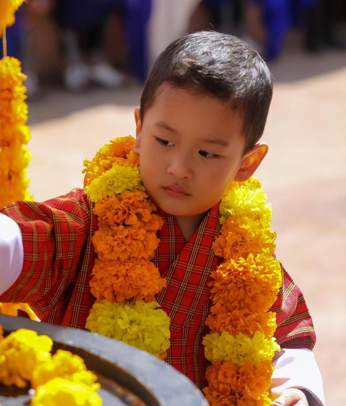 Hoàng hậu &quot;vạn người mê&quot; của Bhutan lộ diện sau khi hạ sinh công chúa, nhan sắc hiện tại khiến ai cũng bất ngờ - Ảnh 7.