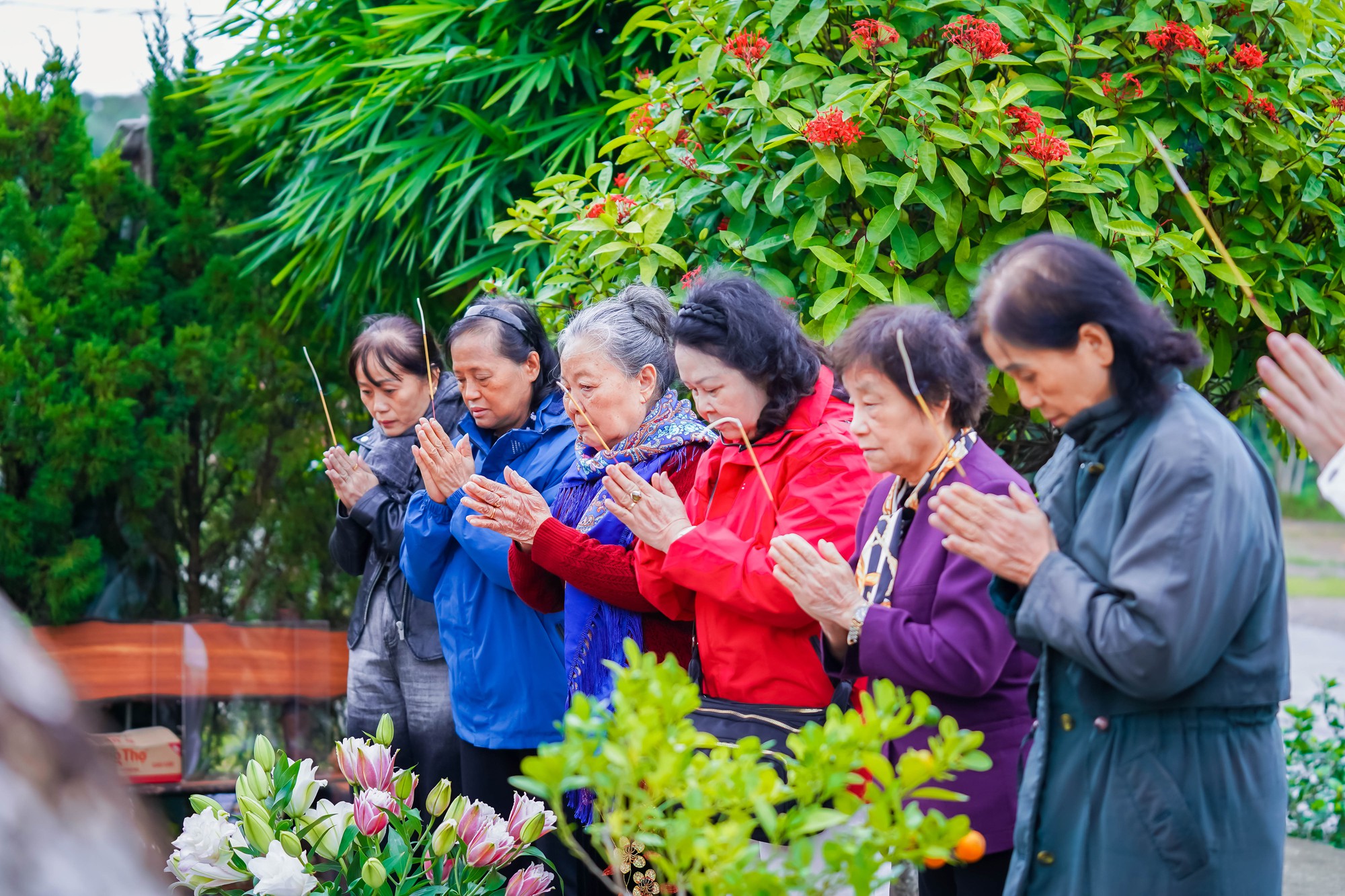 Học sinh Hà Nội lặn lội hàng trăm killomet để viếng mộ, tưởng nhớ thầy Văn Như Cương - Ảnh 5.