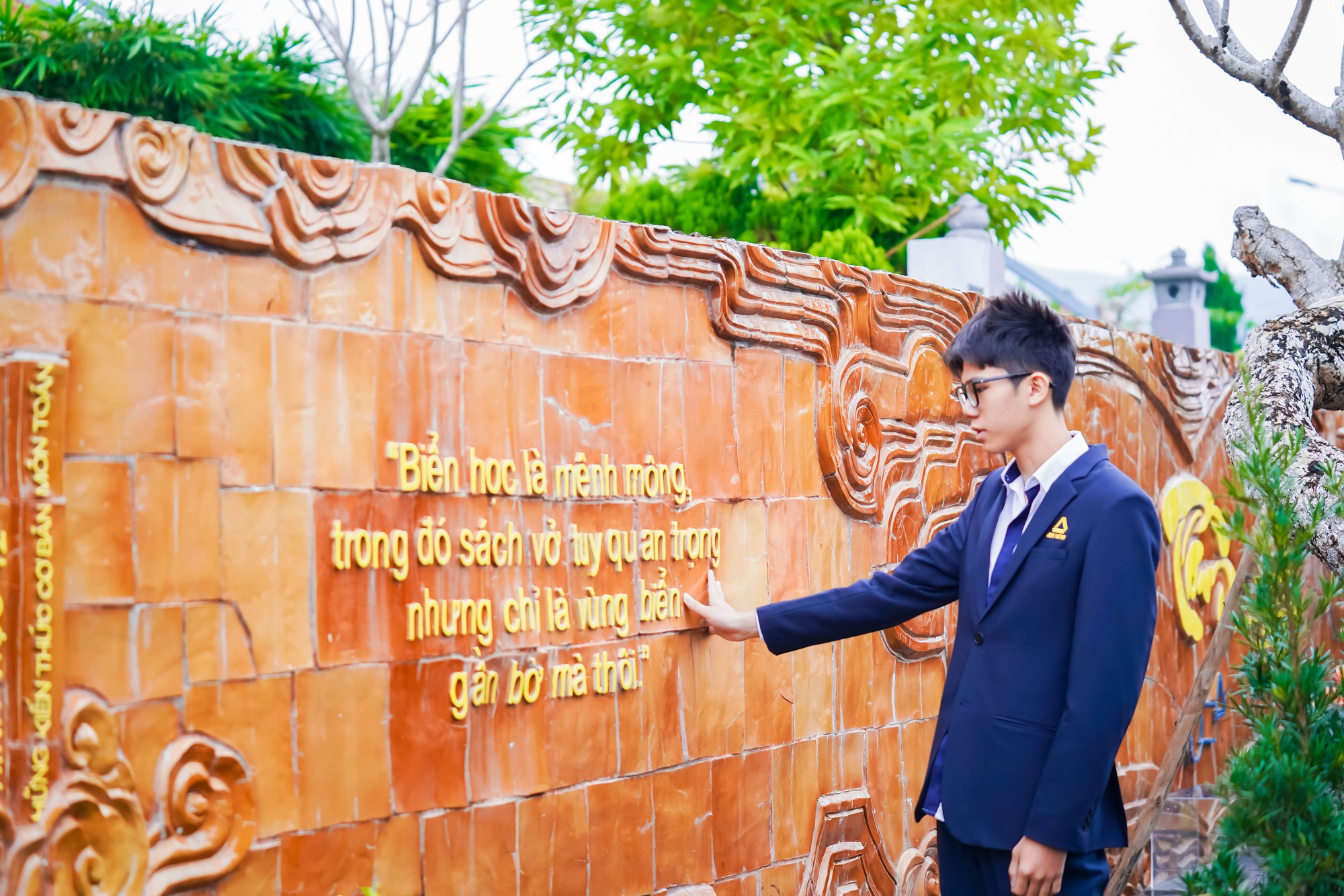 Học sinh Hà Nội lặn lội hàng trăm killomet để viếng mộ, tưởng nhớ thầy Văn Như Cương - Ảnh 8.