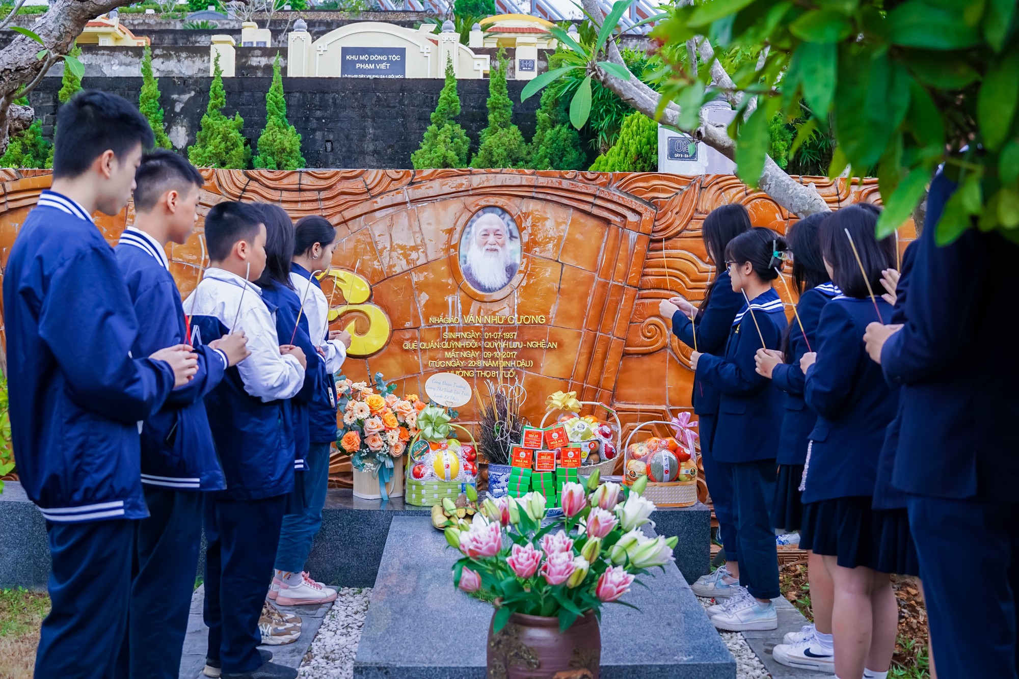 Học sinh Hà Nội lặn lội hàng trăm killomet để viếng mộ, tưởng nhớ thầy Văn Như Cương - Ảnh 3.