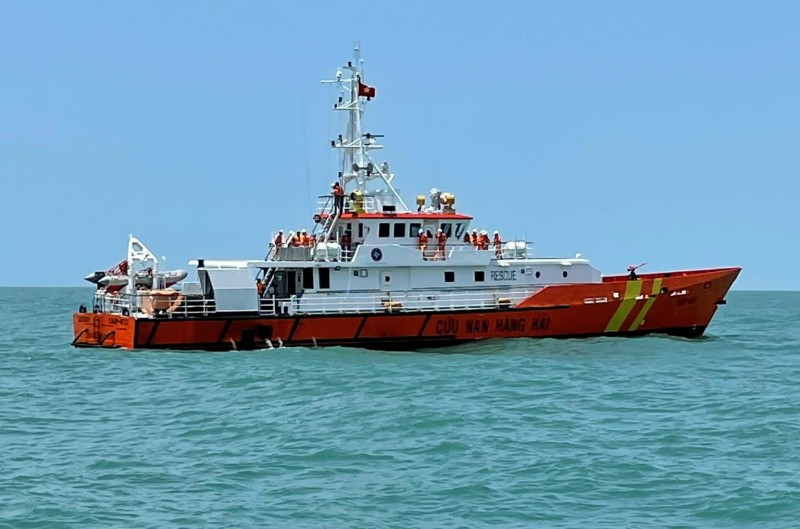 Bình Định: Cứu sống 14 ngư dân gặp nạn trên biển - Ảnh 1.