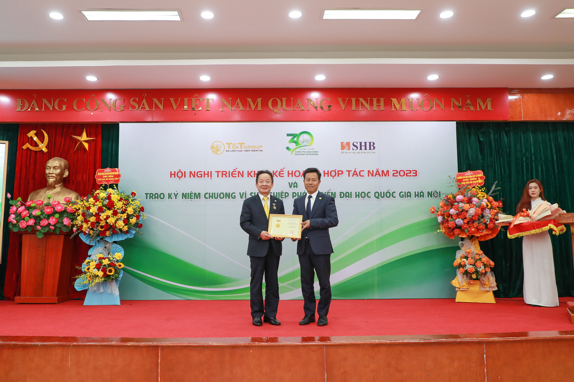 Doanh nhân Đỗ Quang Hiển nhận kỷ niệm chương vì sự nghiệp phát triển Đại học Quốc gia Hà Nội - Ảnh 1.