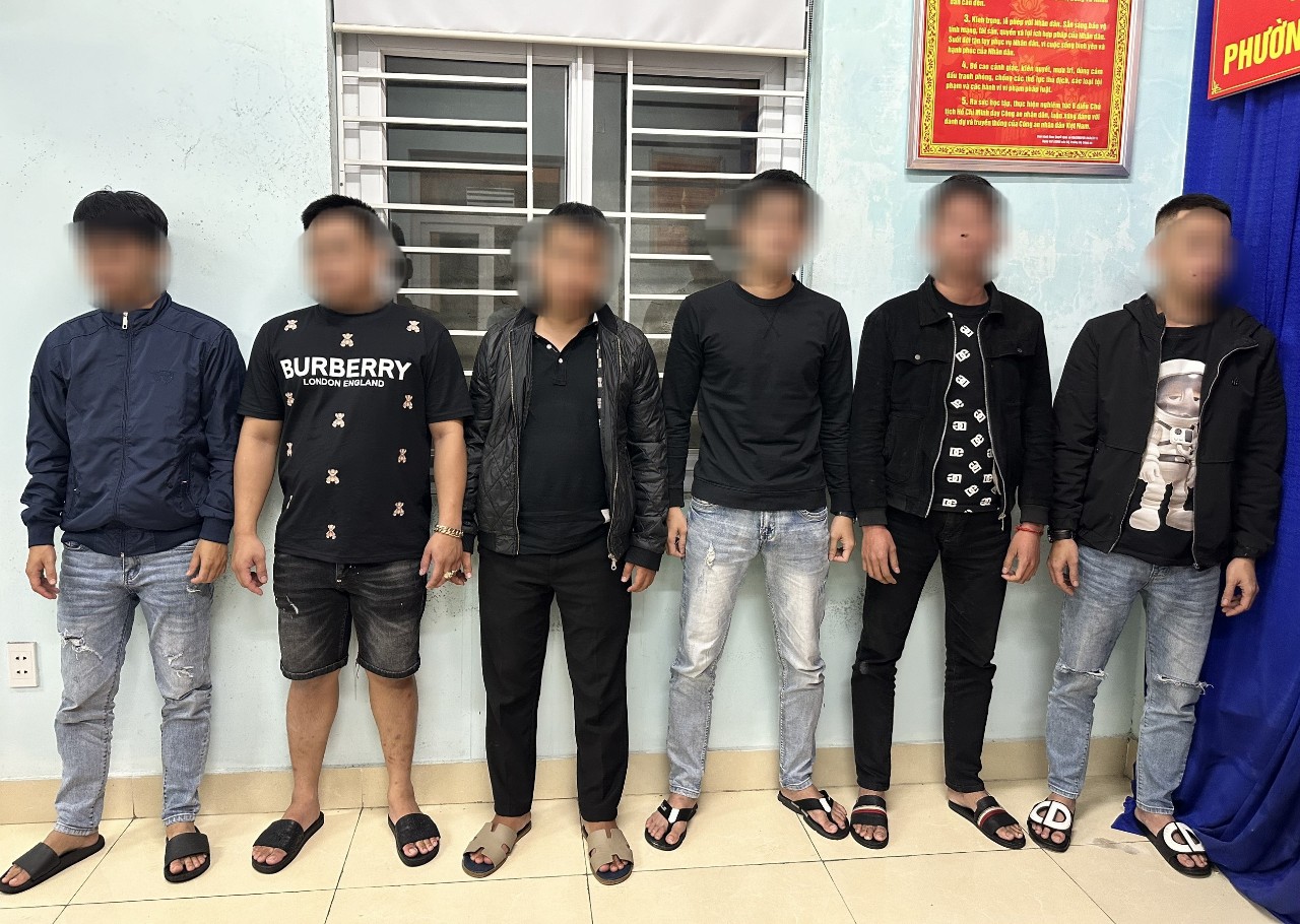 Hành vi đáng ngờ của nhóm thanh niên tại Đà Nẵng trong đêm tối - Ảnh 1.