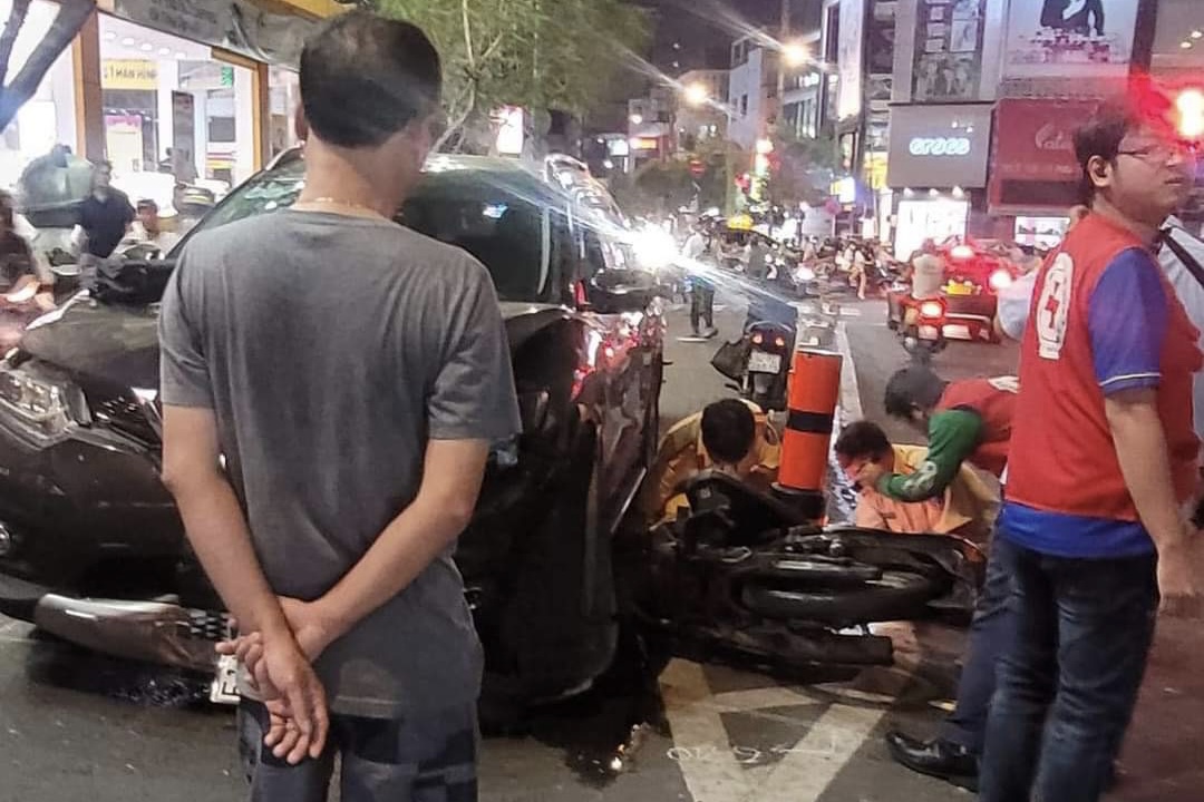 Tài xế có dấu hiệu say xỉn gây tai nạn trên đường Cao Thắng, quận 10 - Ảnh 1.