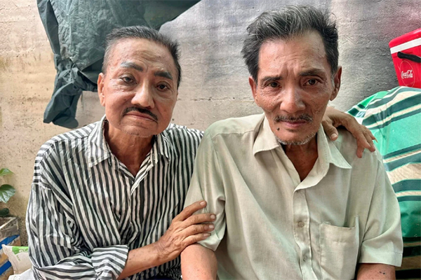Hình ảnh 2 tài tử 'Biệt động Sài Gòn' gặp nhau tuổi xế chiều: Sống trong bệnh tật, kinh tế kiệt quệ - Ảnh 2.