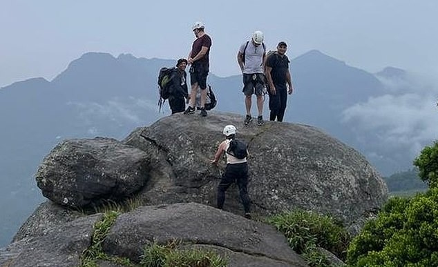 Khoảnh khắc hướng dẫn viên du lịch bị sét đánh tử vong trên núi, người đi cùng vô tình ghi lại giây phút kinh hoàng- Ảnh 5.
