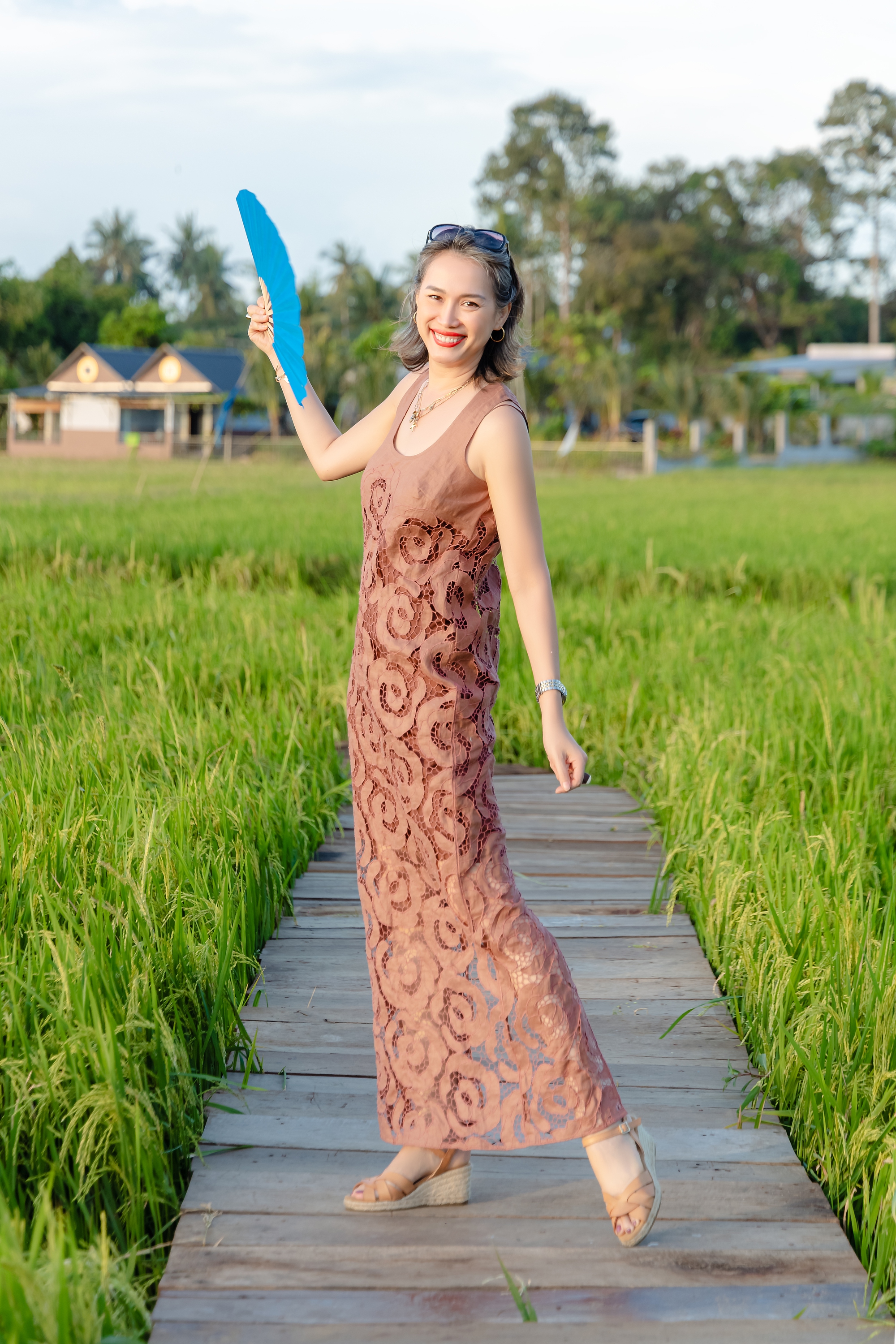 Ngắm nông trại bên Mỹ của hoa hậu Việt vừa gây sốt khi tái xuất, trổ tài catwalk giữa đồng lúa