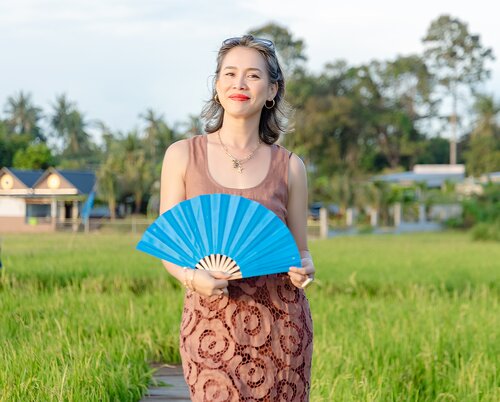 Ngắm nông trại bên Mỹ của hoa hậu Việt vừa gây sốt khi tái xuất, trổ tài catwalk giữa đồng lúa