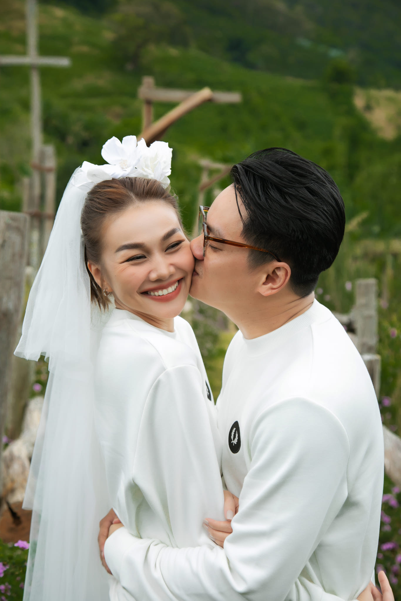 Siêu mẫu Thanh Hằng ngập tràn hạnh phúc bên chồng nhạc trưởng - Ảnh 2.