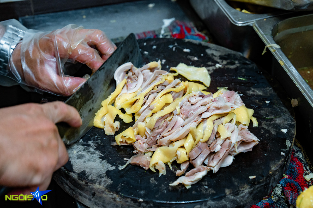 Quán phở gà trộn 24 năm hút khách ăn khuya ở Hà Nội - Ảnh 5.