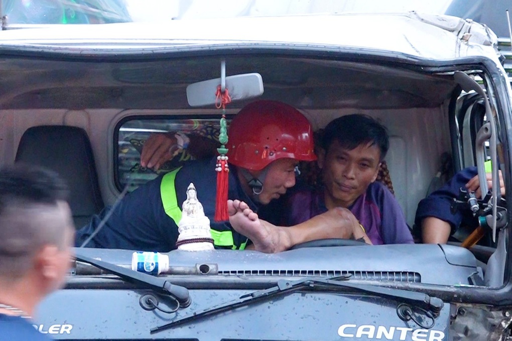 Cảnh sát cắt cabin giải cứu tài xế xe tải bị tai nạn ở TPHCM - Ảnh 1.