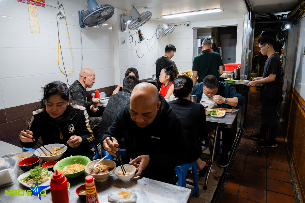 Quán phở gà trộn 24 năm hút khách ăn khuya ở Hà Nội - Ảnh 1.