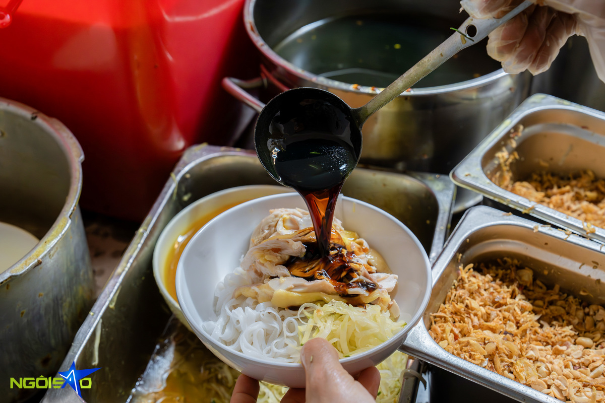 Quán phở gà trộn 24 năm hút khách ăn khuya ở Hà Nội - Ảnh 7.