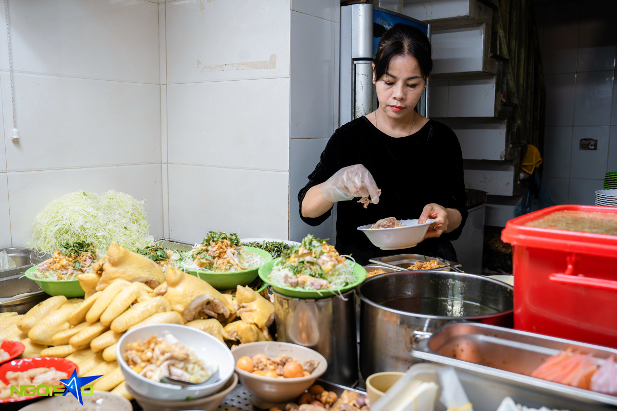 Quán phở gà trộn 24 năm hút khách ăn khuya ở Hà Nội - Ảnh 2.