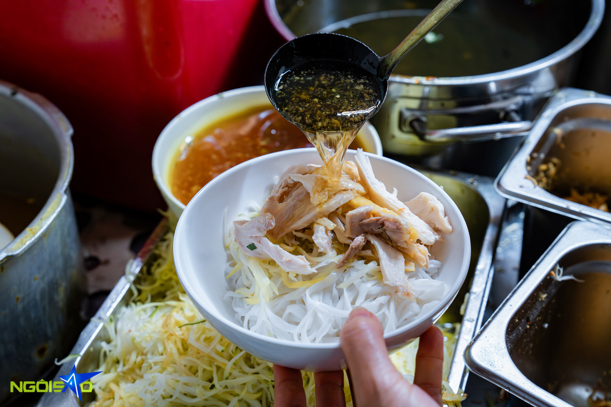 Quán phở gà trộn 24 năm hút khách ăn khuya ở Hà Nội - Ảnh 6.