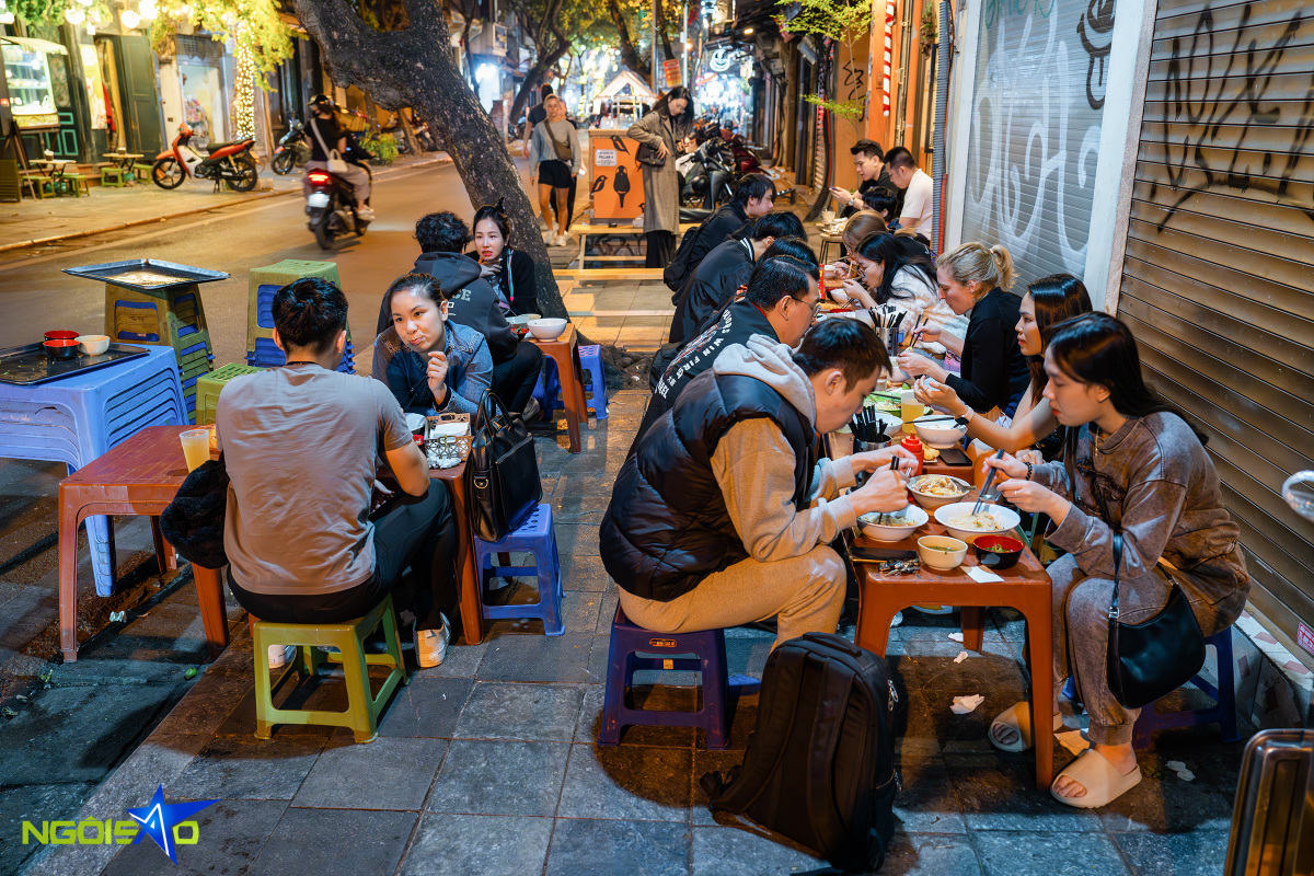 Quán phở gà trộn 24 năm hút khách ăn khuya ở Hà Nội - Ảnh 8.