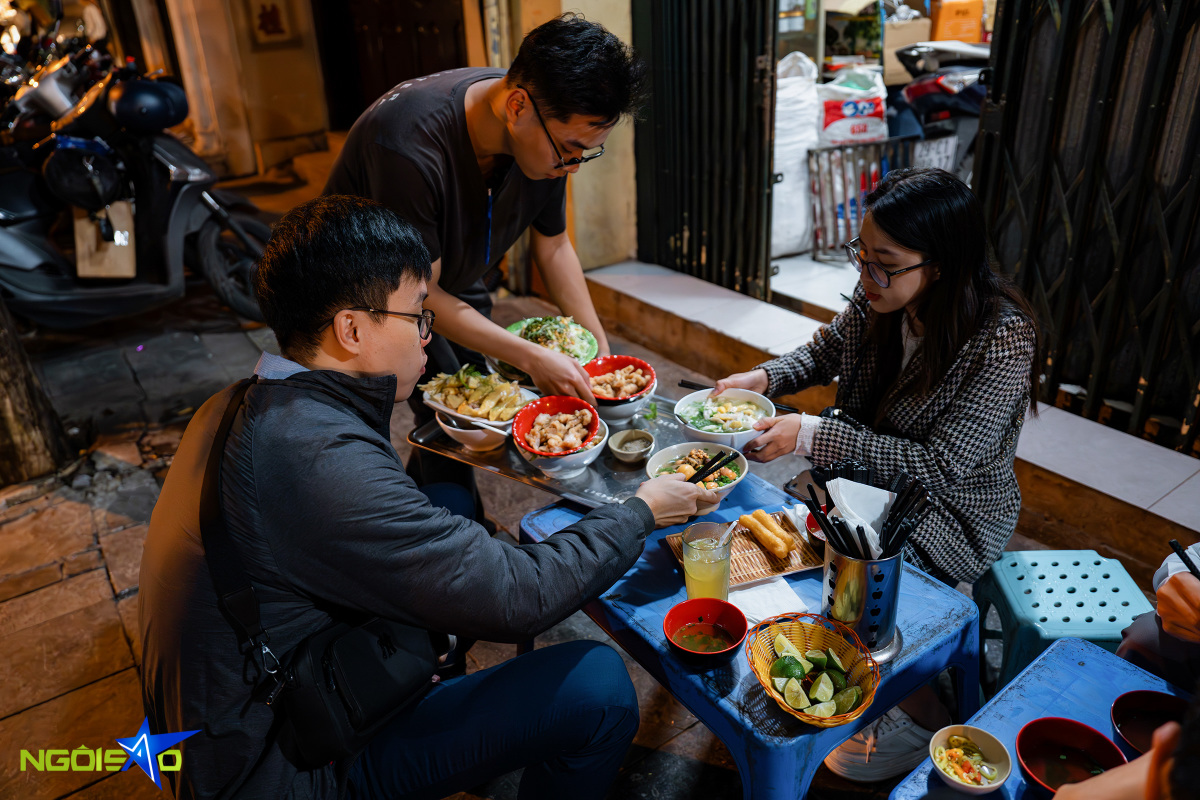 Quán phở gà trộn 24 năm hút khách ăn khuya ở Hà Nội - Ảnh 9.