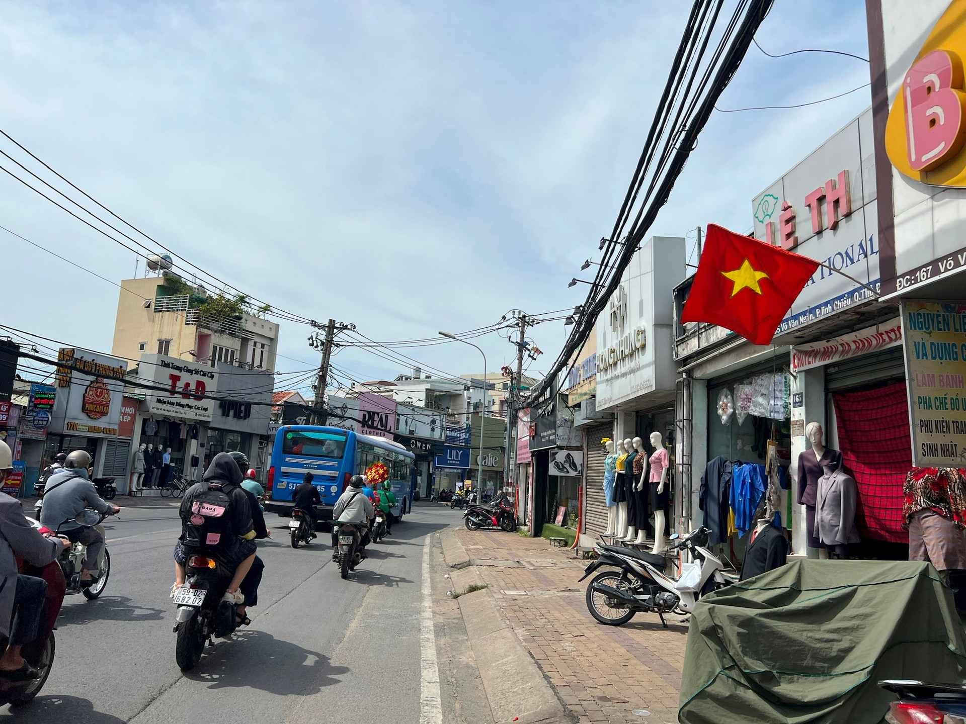 TPHCM: Những tuyến phố 'vắng bóng' không khí noel, chỉ còn những mặt bằng bị trả ra - Ảnh 10.