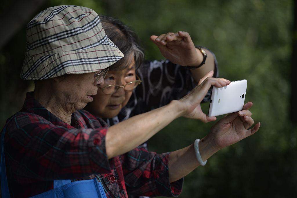 Người già Trung Quốc ngày càng mê mạng xã hội- Ảnh 3.