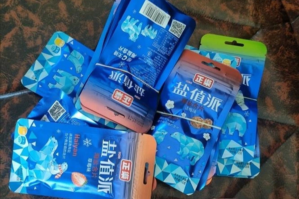 Ăn phải kẹo 'lạ', 5 học sinh ở Quảng Ninh nghi bị ngộ độc - Ảnh 1.