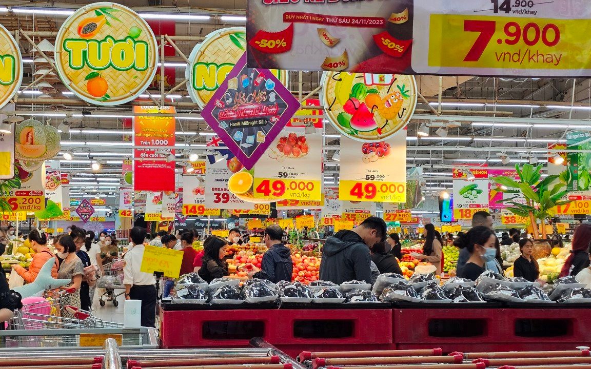 Siêu khuyến mại ở Hà Nội, người tiêu dùng tranh thủ "canh" ưu đãi để mua sắm cuối tuần