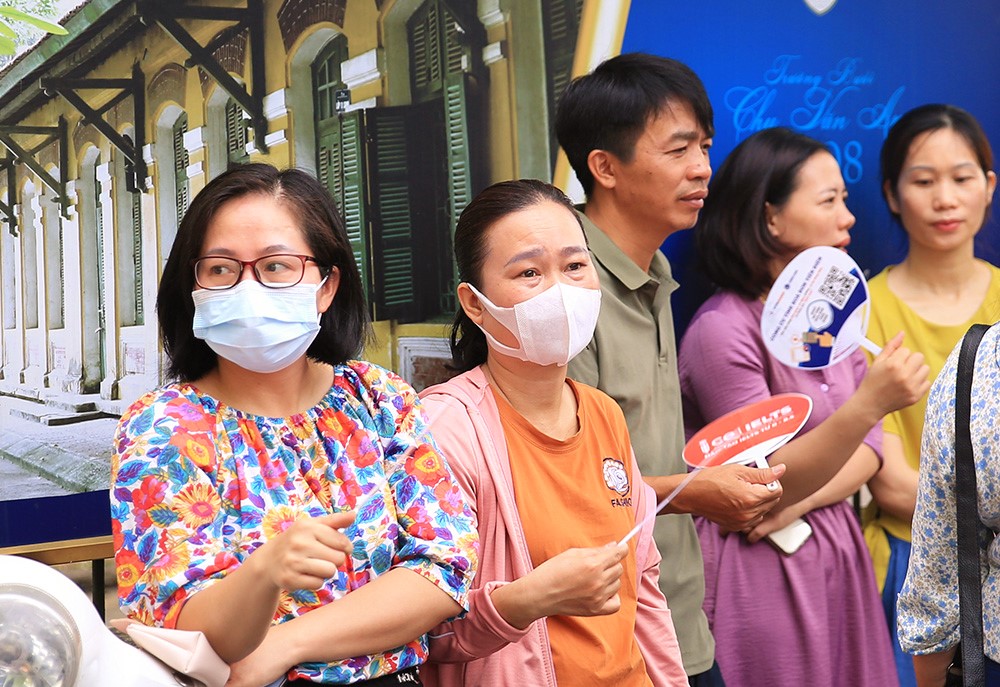 Tuyển sinh vào lớp 10 tại Hà Nội: Học sinh chịu áp lực tứ bề- Ảnh 1.