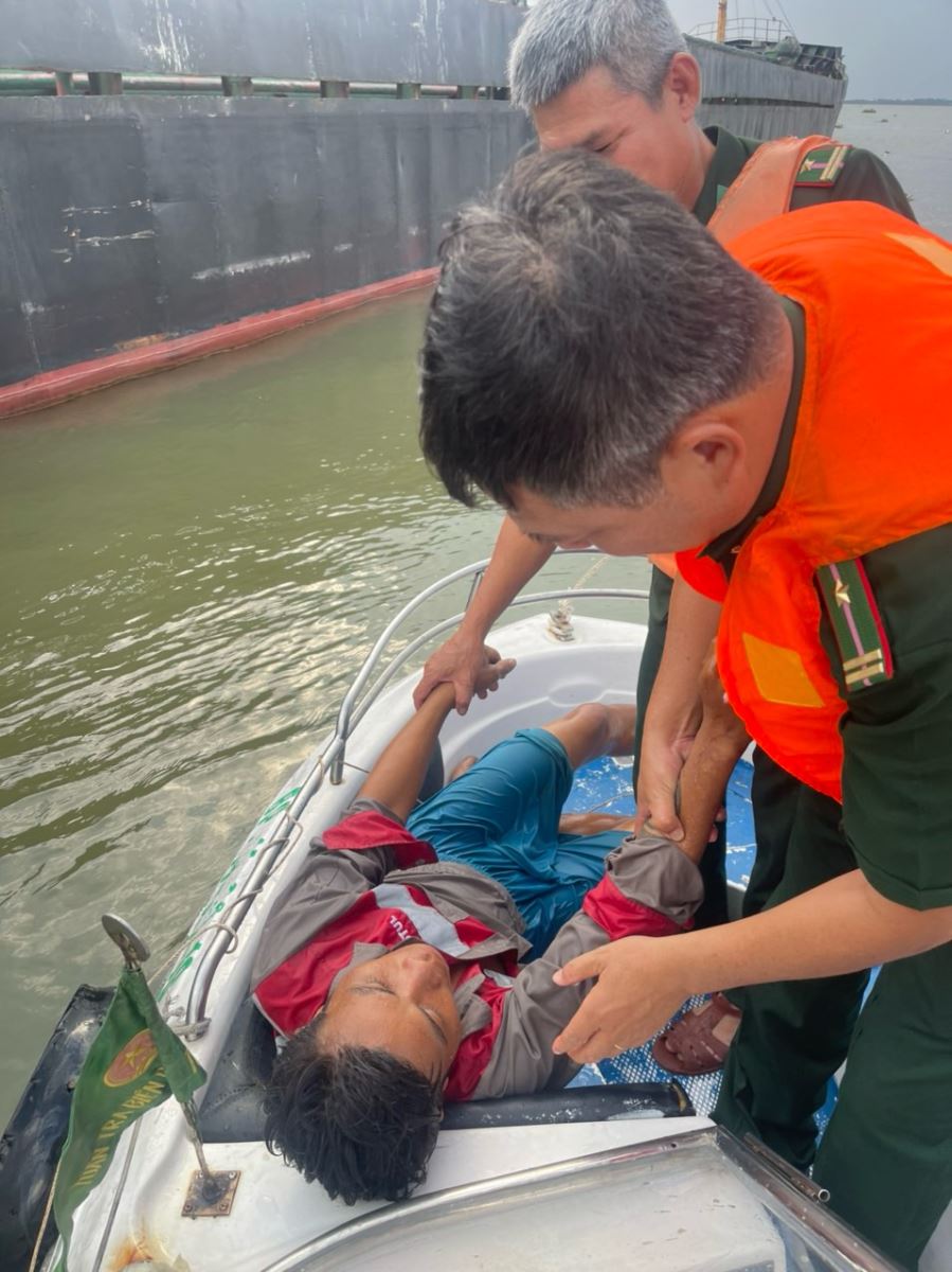TP Hồ Chí Minh: Kịp thời cứu sống một người dân bị nước cuốn trôi trên sông - Ảnh 2.