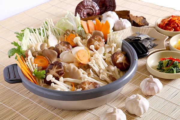 Ăn nấm theo cách này còn tốt hơn thuốc bổ, đây là 5 lưu ý cần tránh khi ăn nấm để phòng ngộ độc - Ảnh 2.