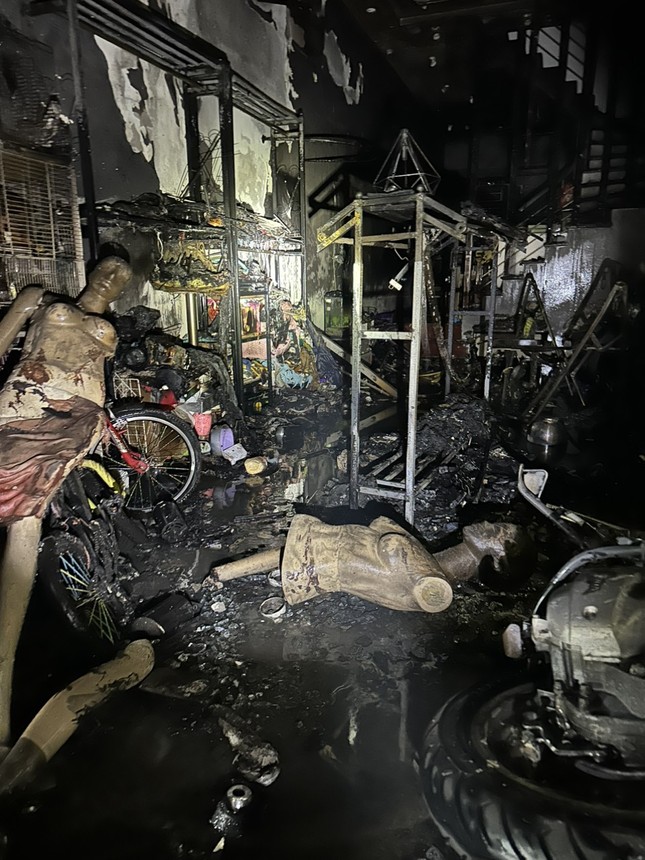 Hà Nội: Nhiều người thoát nạn trong vụ cháy nhà lúc đêm khuya - Ảnh 2.