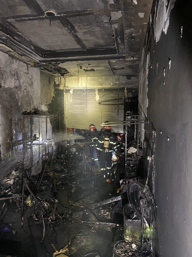 Hà Nội: Nhiều người thoát nạn trong vụ cháy nhà lúc đêm khuya - Ảnh 3.