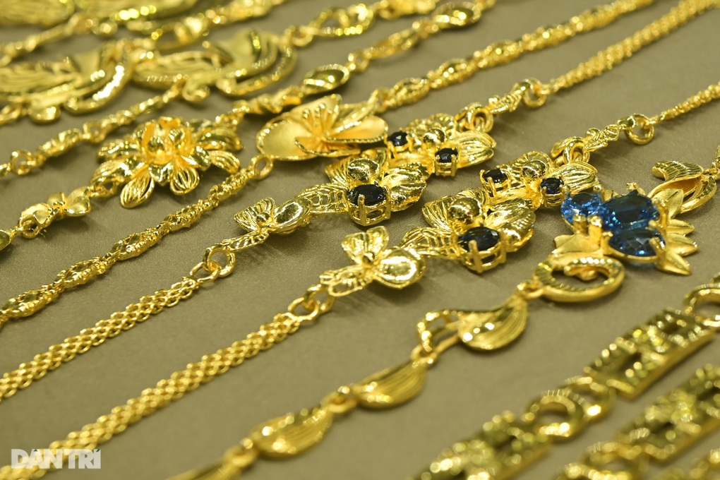 Người mua vàng lỗ hơn 2 triệu đồng/lượng trong ngày giá lập đỉnh lịch sử - Ảnh 2.