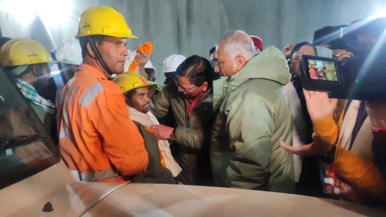 Cứu được 41 công nhân Ấn Độ mắc kẹt 17 ngày trong đường hầm - Ảnh 1.