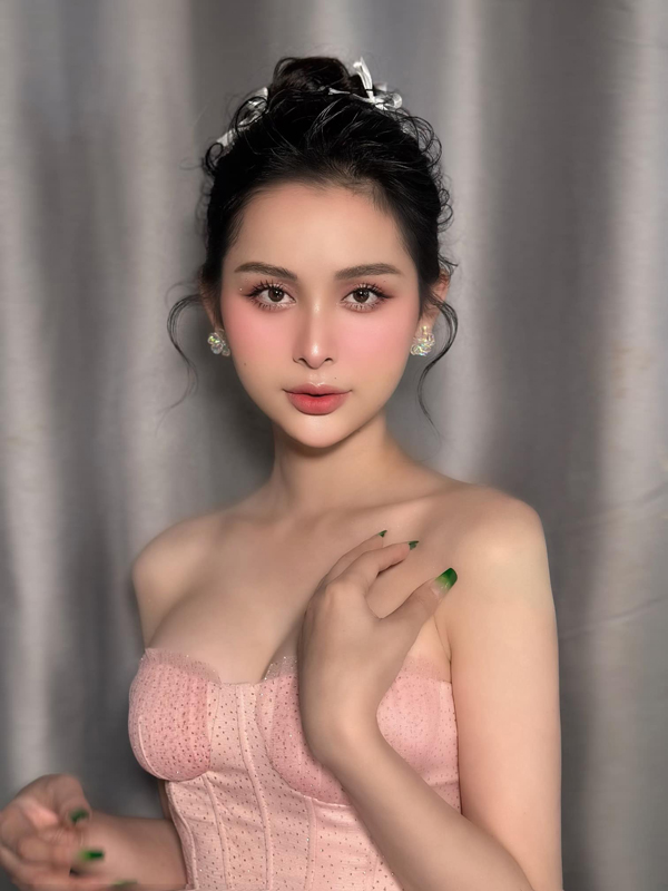Sắc vóc đời thực người đẹp chuyển giới quê Đắk Lắk có gương mặt được Hương Giang nhận xét như Hoa hậu - Ảnh 11.