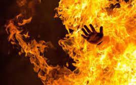 Đi đòi nợ, một phụ nữ bị con nợ đổ xăng châm lửa đốt bỏng người