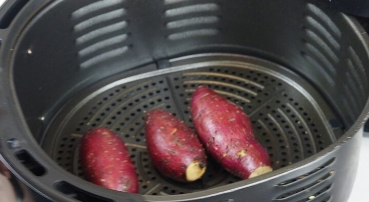 Cách nướng khoai lang mà không cần than củi - Ảnh 1.
