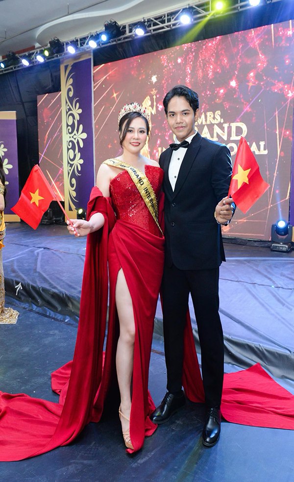 Bất ngờ Phan Kim Oanh vẫn giữ vương miện Mrs Grand International dù hết nhiệm kỳ - Ảnh 1.