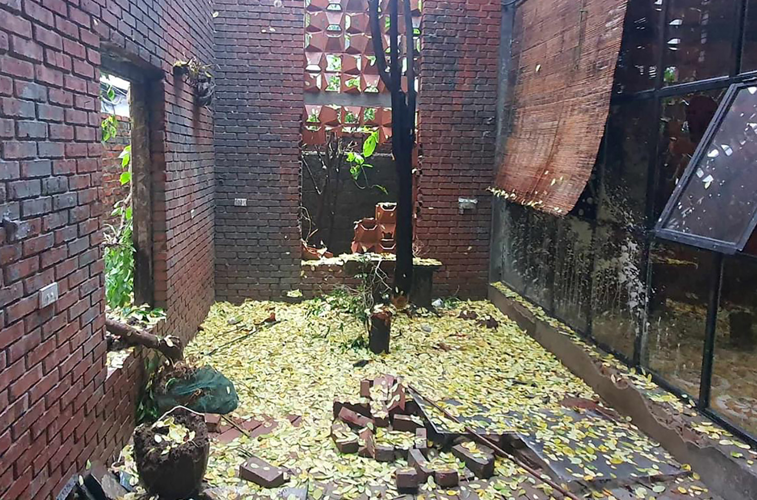Tiệm cà phê ở Nghệ An bị phá tan hoang bên trong khi kết thúc hợp đồng cho thuê - Ảnh 2.