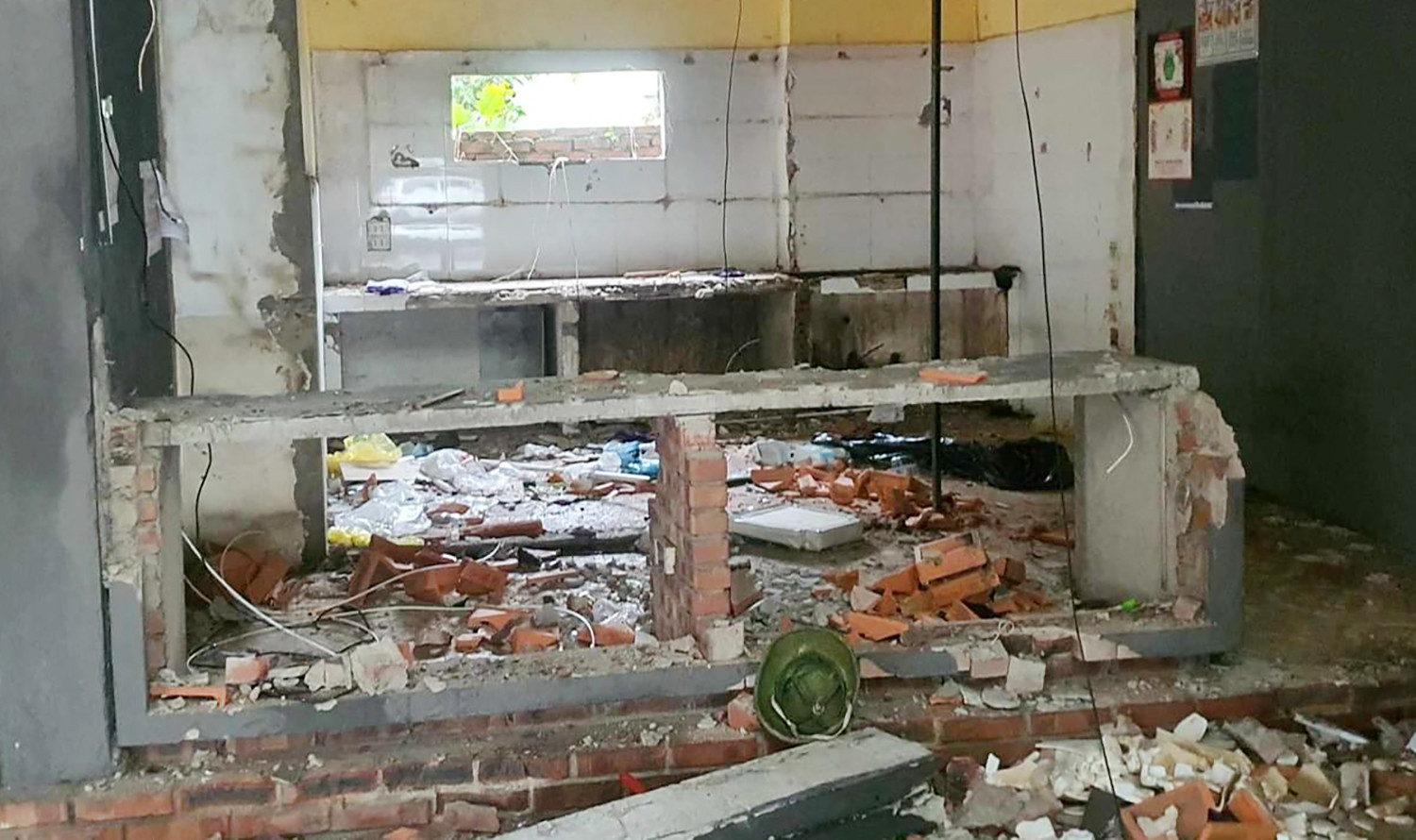 Tiệm cà phê ở Nghệ An bị phá tan hoang bên trong khi kết thúc hợp đồng cho thuê - Ảnh 3.