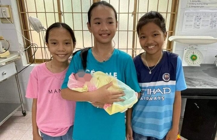 Ba học sinh ‘nhặt được’ bé gái 2 ngày tuổi - Ảnh 1.
