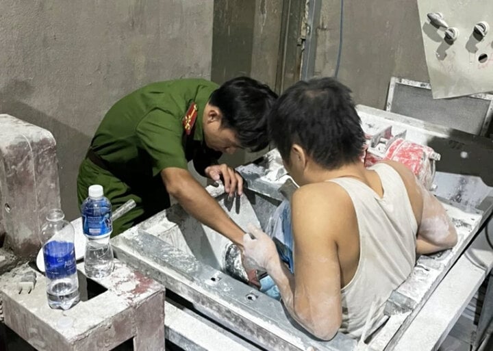 Cứu người đàn ông ở Đồng Nai bị kẹt vào chân vào máy trộn bột xi măng - Ảnh 1. Cứu người đàn ông ở Đồng Nai bị kẹt vào chân vào máy trộn bột xi măng - Ảnh 1.