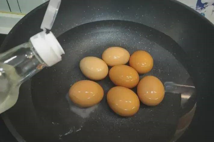 Khi luộc trứng đừng dùng nước lạnh, đây mới là cách làm đúng - Ảnh 2.