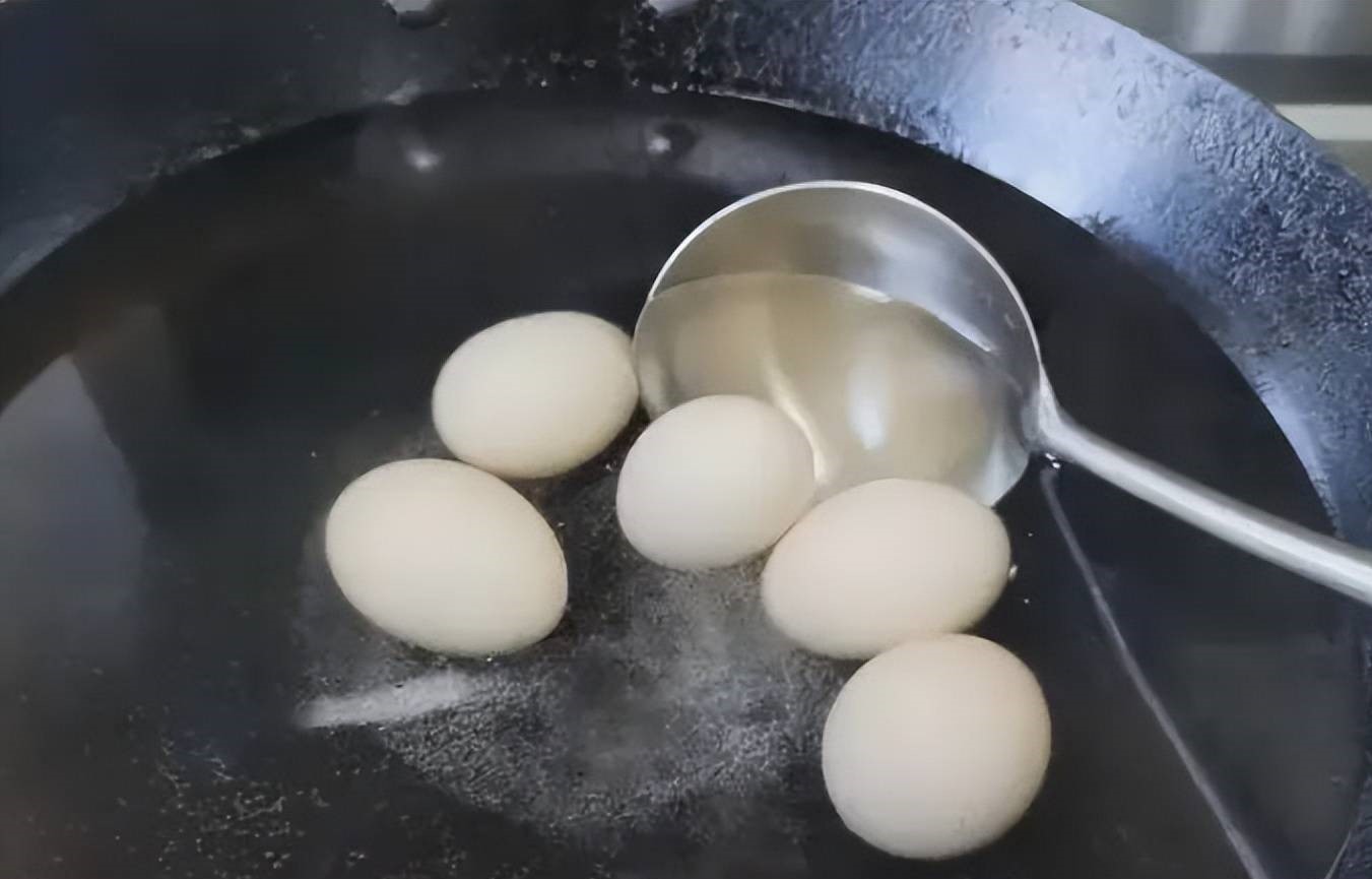 Khi luộc trứng đừng dùng nước lạnh, đây mới là cách làm đúng - Ảnh 3.