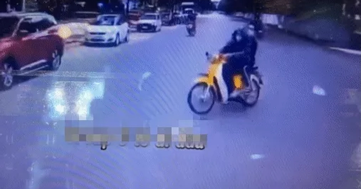 Hà Nội: Tài xế ô tô 16 chỗ 'lao' hơn 80km/h, đâm văng 2 người đi xe máy
