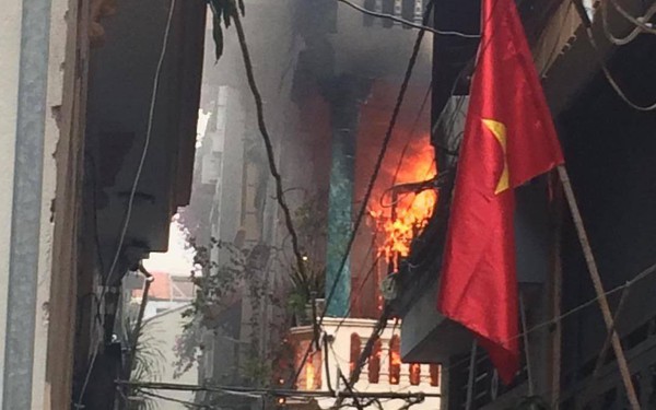 Cháy lớn tại căn nhà sâu trong ngõ nhỏ ở Hà Nội, khói đen bao trùm