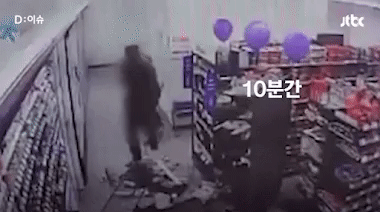 Chàng trai hành hung dã man nhân viên cửa hàng tiện lợi vì để tóc ngắn, toàn bộ diễn biến được camera ghi lại gây chấn động Hàn Quốc - Ảnh 2.