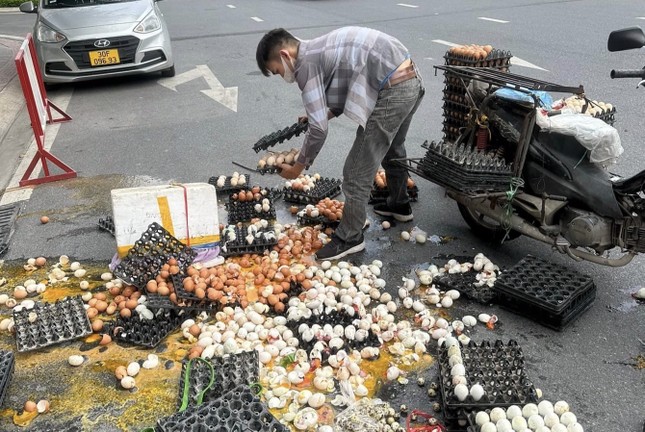 Điều bất ngờ sau bức ảnh xe chở trứng vỡ tan tành gây sốt mạng ở Hà Nội - Ảnh 1.